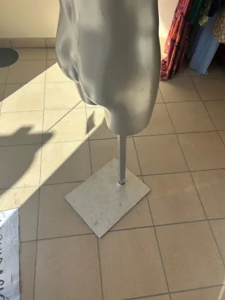 Maniquí hombre negro brillante y  Oyto ch olar grs