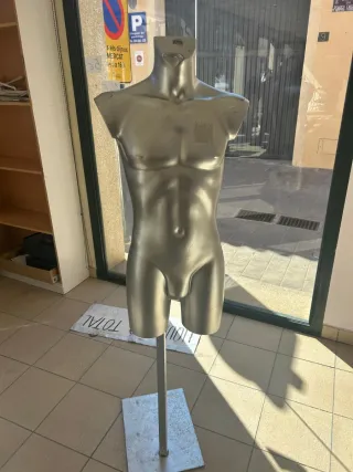 Maniquí hombre negro brillante y  Oyto ch olar grs