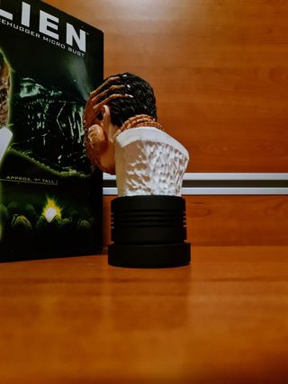 Facehugger figurine