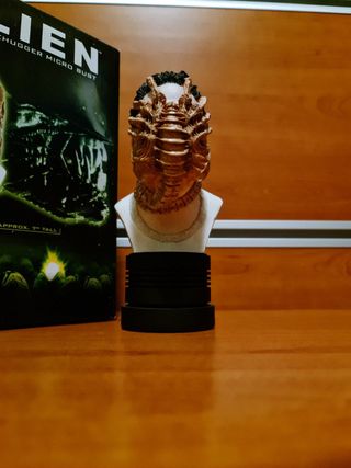 Facehugger figurine