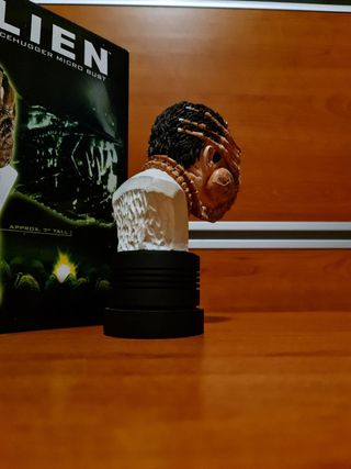 Facehugger figurine
