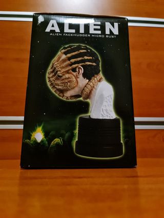 Facehugger figurine