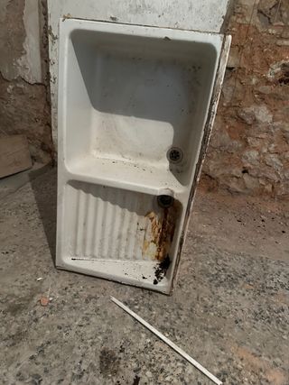 Pila de lavadero antigua de marmol