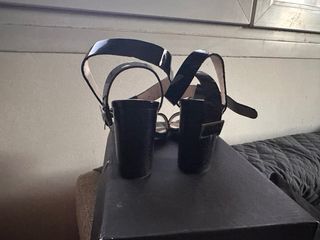 Zapatos de tacón negros y dorados