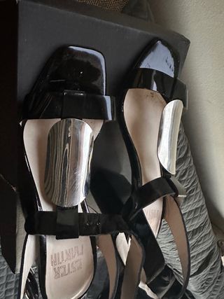 Zapatos de tacón negros y dorados