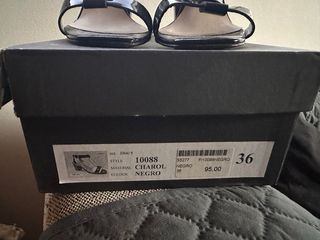 Zapatos de tacón negros y dorados