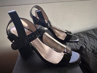 Zapatos de tacón negros y dorados