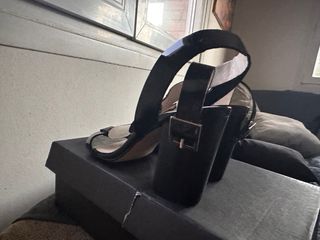 Zapatos de tacón negros y dorados