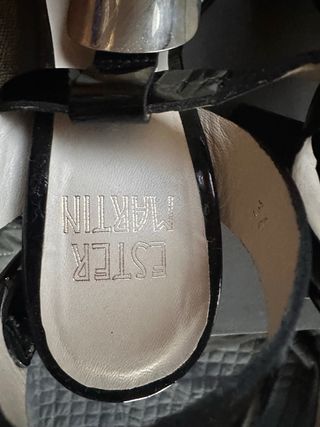 Zapatos de tacón negros y dorados