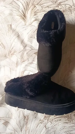Zuecos negros con forro de pelo