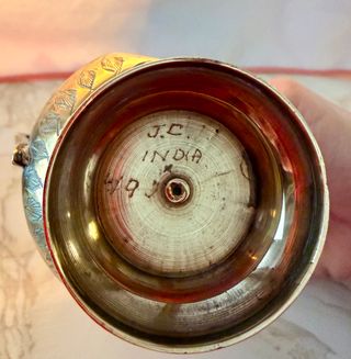 Jarra antigua latón grabada India