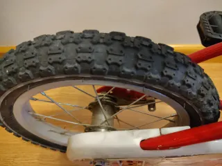 Bicicleta infantil roja. 12 pulgadas