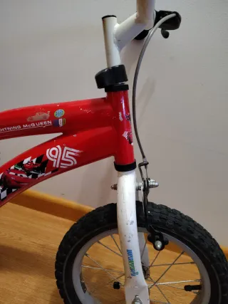 Bicicleta infantil roja. 12 pulgadas