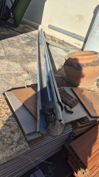 Canalón de lluvia gris