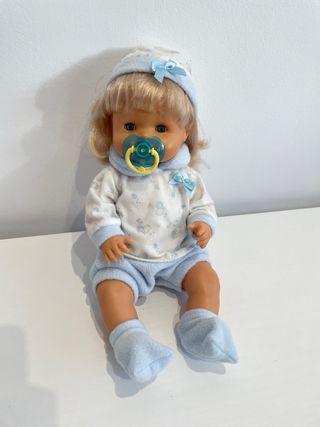 Muñeca bebé con chupete y gorrito mas carritos
