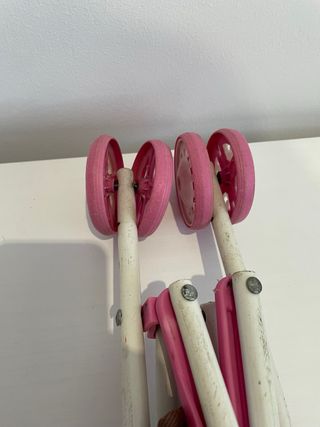 Muñeca bebé con chupete y gorrito mas carritos