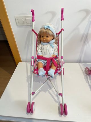 Muñeca bebé con chupete y gorrito mas carritos