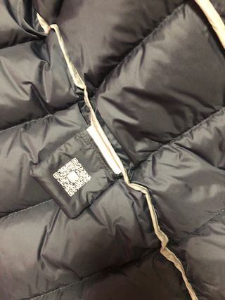 Chaqueta plumón JOTT con capucha de pelo