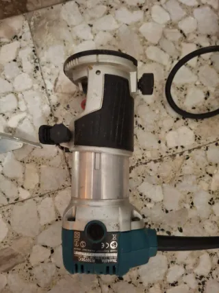 Fresadora Makita RT0700C