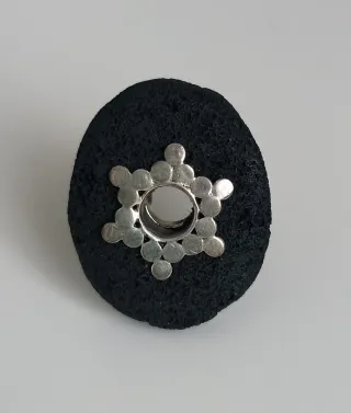 Anillo de lava y plata.