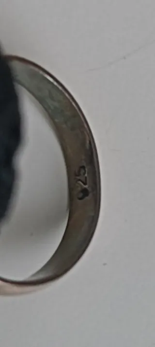 Anillo de lava y plata.