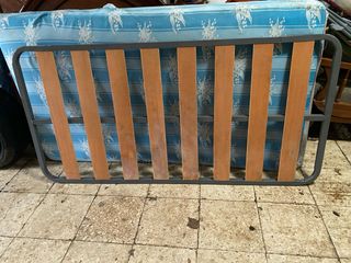 Base de cama metálica con listones de madera