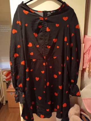 Vestido SHEIN negro con corazones rojos