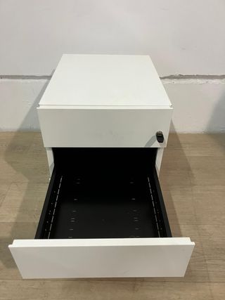 Buc metálico blanco mate con llave