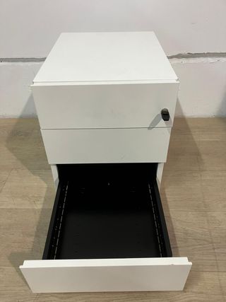 Buc metálico blanco mate con llave