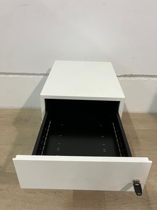 Buc metálico blanco mate con llave