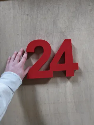 Número 24 de Madera Forrada de Tela Roja