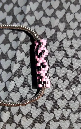 Pulsera de cuentas rosa y negra