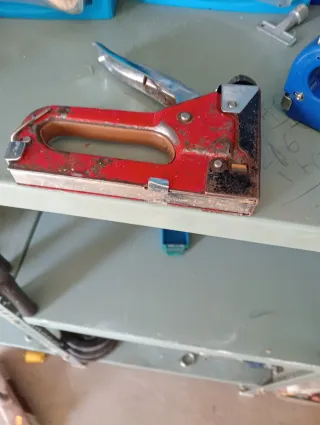 Grapadora azul con mango de madera