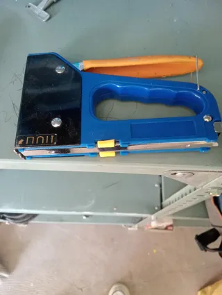 Grapadora azul con mango de madera