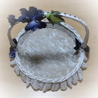 Cesta de mimbre blanca decorada