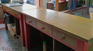 Mostrador de madera marrón y rojo