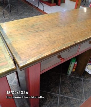 Mostrador de madera marrón y rojo