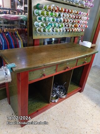 Mostrador de madera marrón y rojo