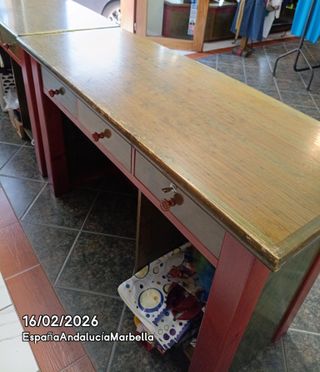 Mostrador de madera marrón y rojo