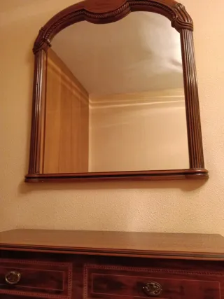 Cómoda y espejo de madera