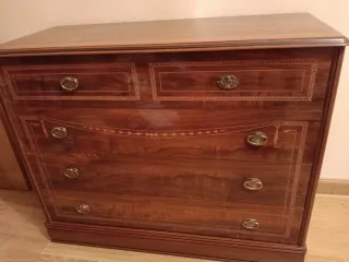 Cómoda y espejo de madera