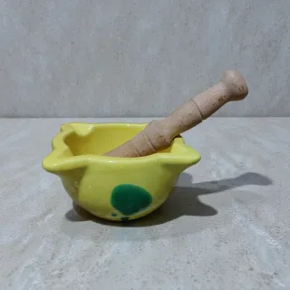 Mortero cerámica amarillo y madera