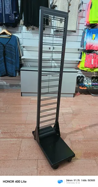 Expositor de tienda con ruedas