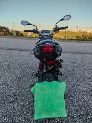 Benelli TNT 125 Negra y Roja