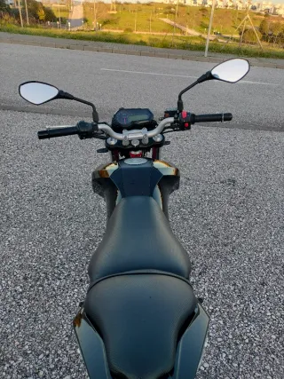 Benelli TNT 125 Negra y Roja