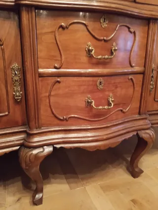 Mueble de salón con espejo y vitrina