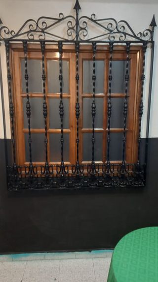 Reja de forja negra para ventana
