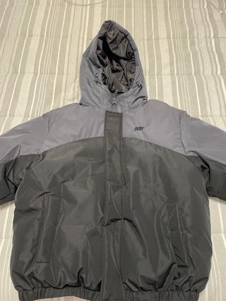 Chaqueta Pull and Bear gris y negra