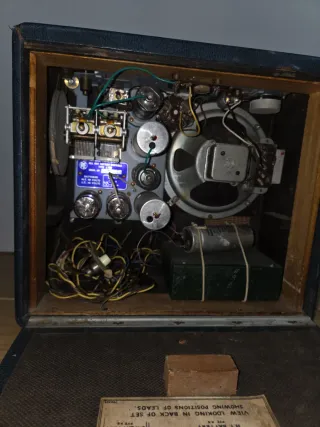 Radio antigua Pye 75B Baby Q 1946 con manuales