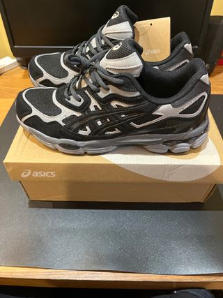 Zapatillas Asics Negras y Grises